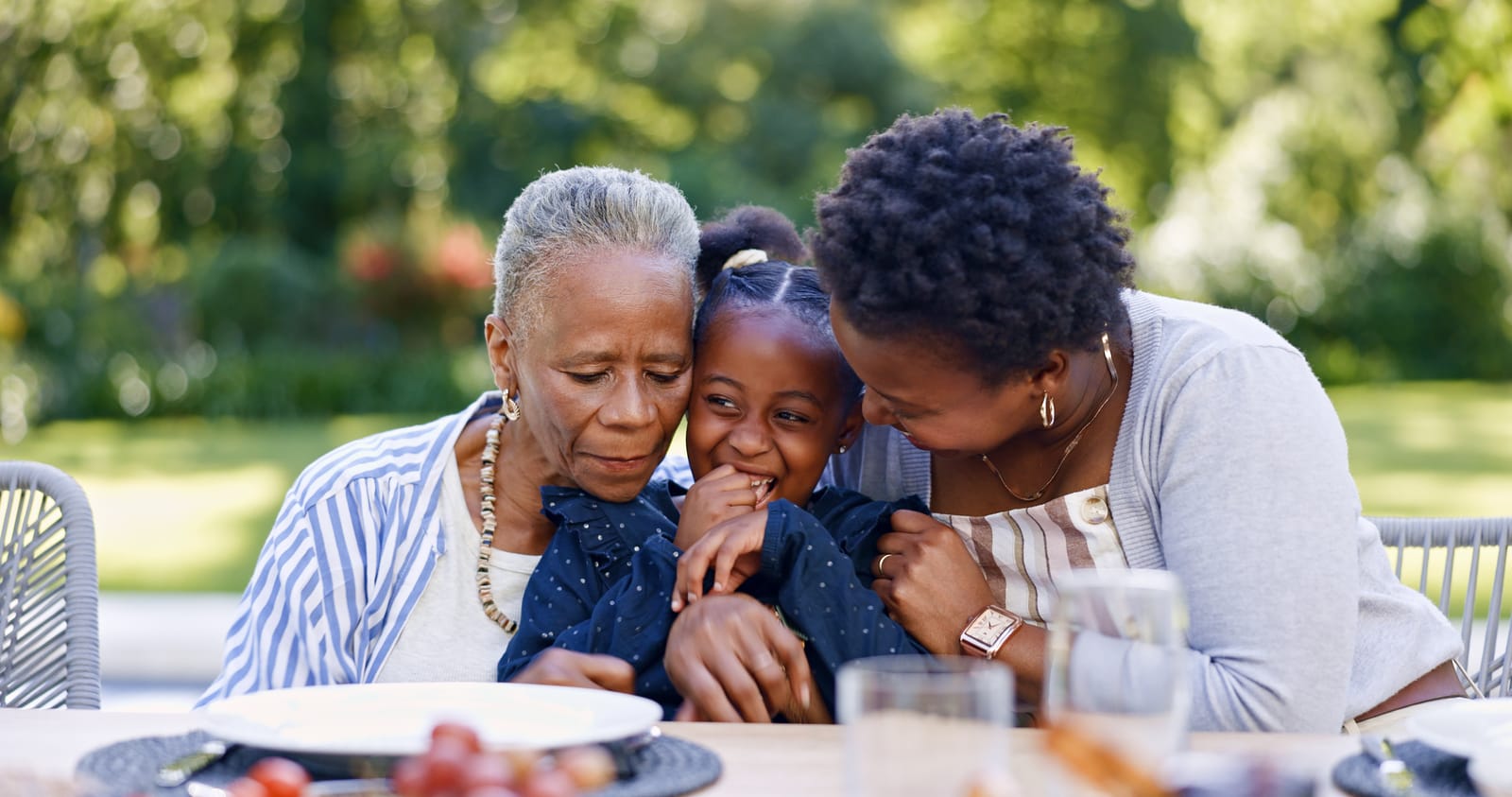 randmother-mother-and-daughter-for-hug-in-garden-smile